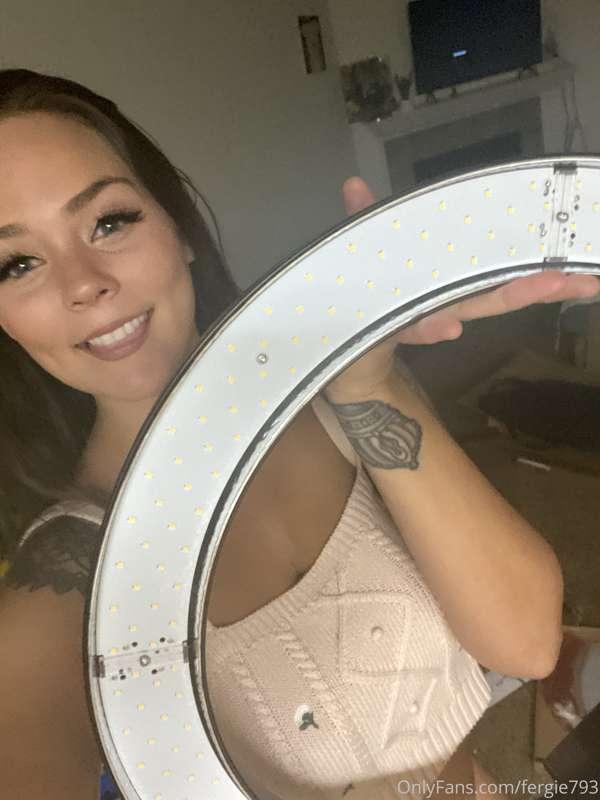 Setting up the new ring light then going live 😋😋😋