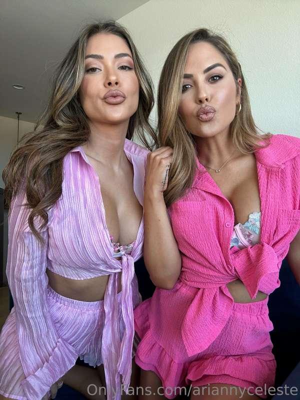 Kisses from your favorite ring girls 💋 Check the messages we..