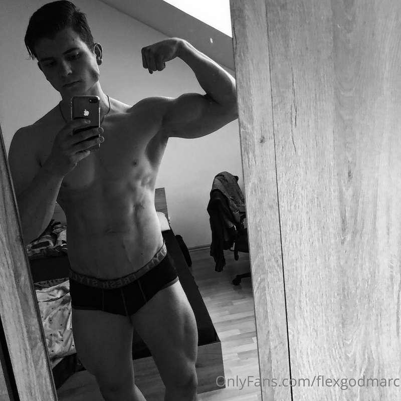 Huge discount on arms flexing 😋