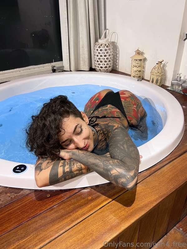 💖 I’m in the jacuzzi… dripping, warm, and thinking about how..