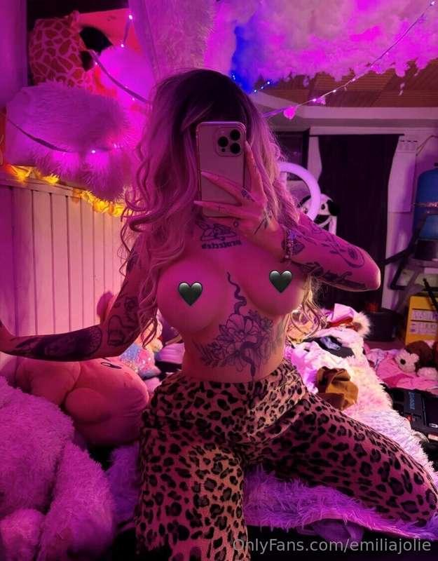 the typa pics id send you on snap whilst ur working 🙈