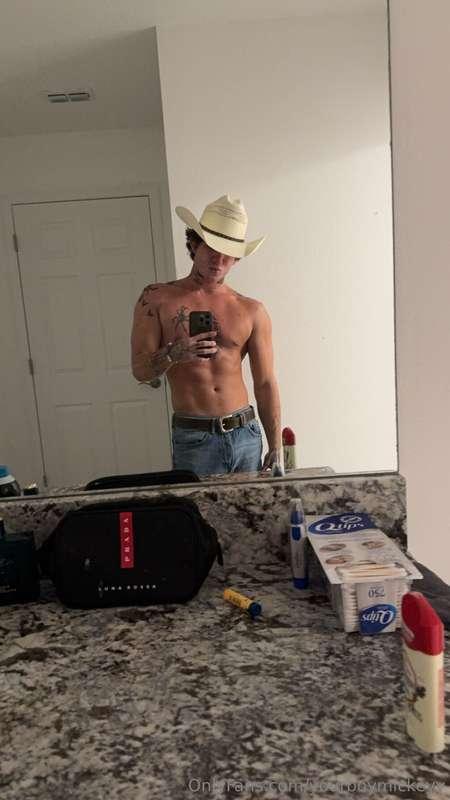 IM TEXTING RESPONDING AND POSTING ALL DAY ON MY VIP! @yourbo..