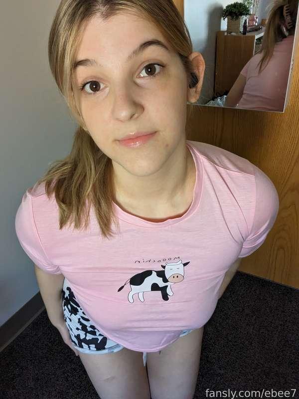 I feel so little in my pretty pink cow pajamas 💖