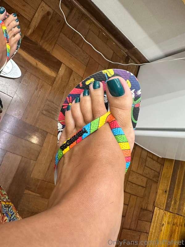 New geen pedicure availabla for customs and video chat?