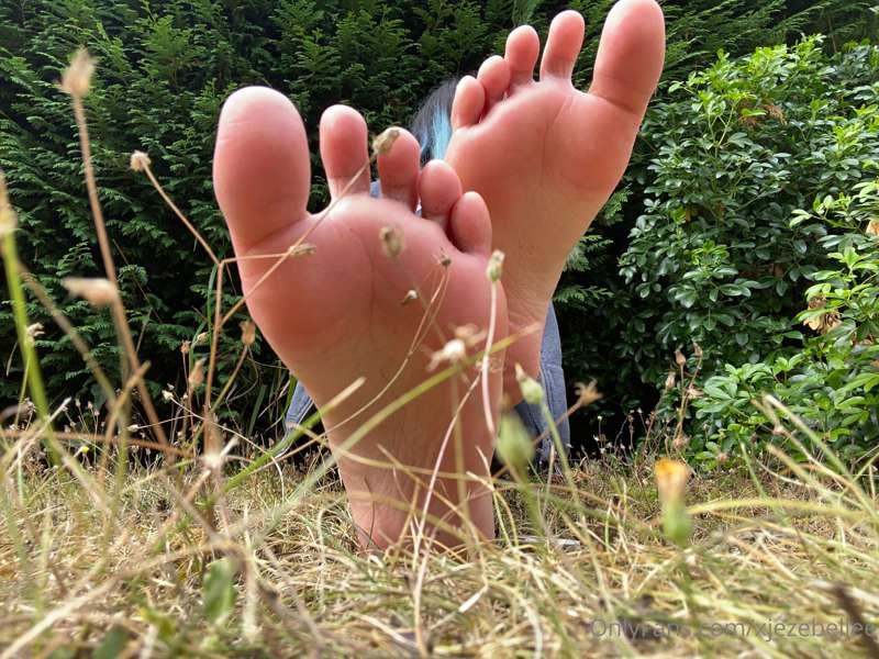 Thought I’d try something new: an outdoor shoot! 😅 Quite out..