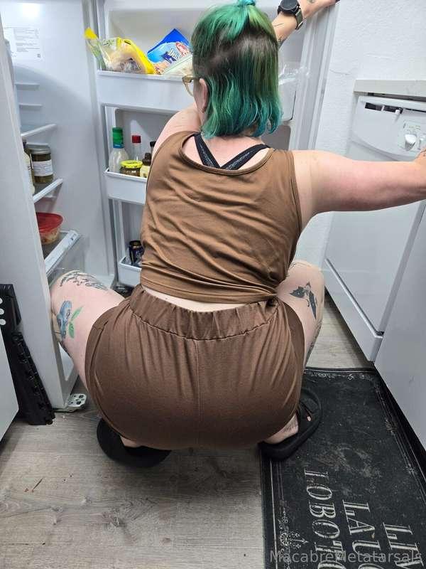 Here babe, let me get you another drink 💋