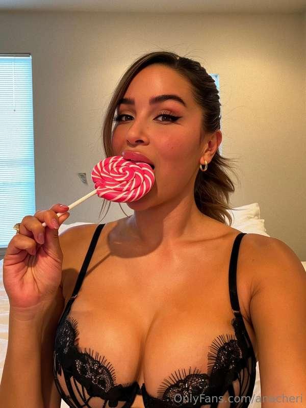 How many licks 'til YOU pop?! 😝