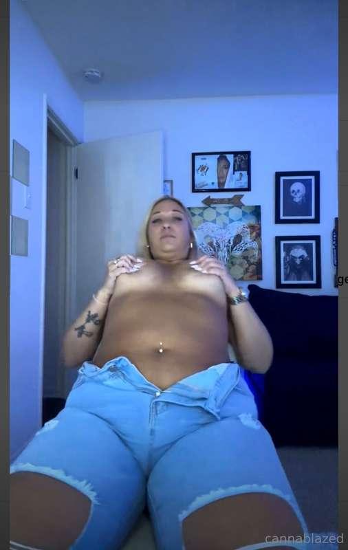 A live tonight with couple tiddies out and some great lighti..