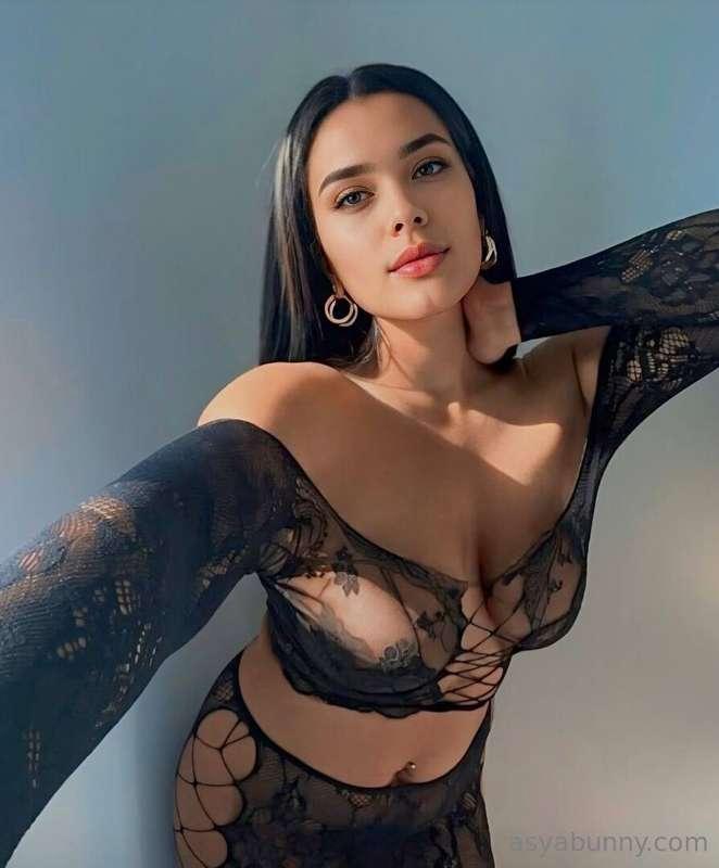 This @dolly_inna is very horny kitty, loves to show off her ..