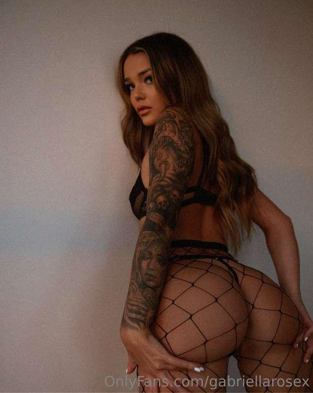 Do u like when I wear fishnets? 😘