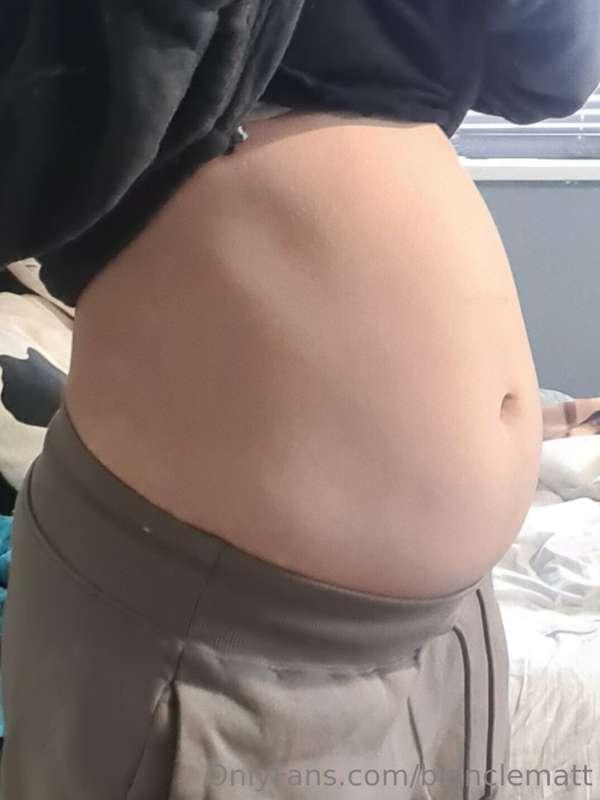 Cute belly ❤️ I love the little shadows my ribs make when I'..