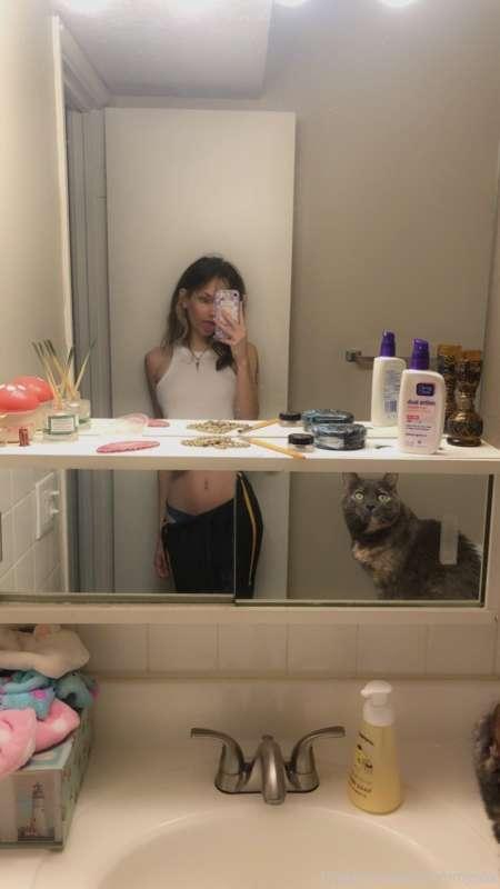 Happy Friday from me and doodle 😽
Also fuck these cabinet mi..
