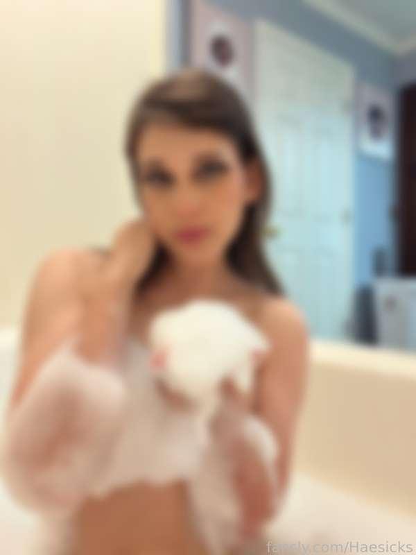 Of course I had to do a new bubble bath photo shoot!! I’ll be with family this weekend so I made sure to drop two sets today to spoil everyone 😈