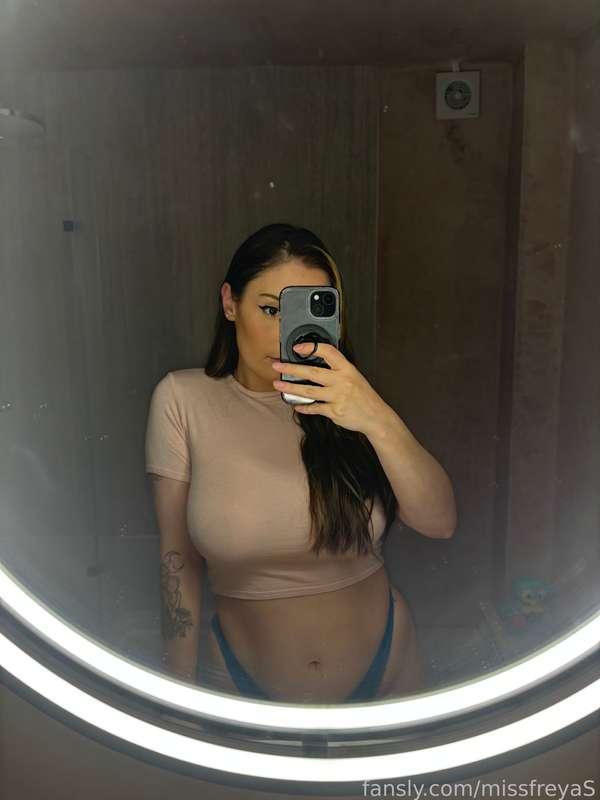 Making your weekend that little bit better 😉 

#bigboobs #thong #selfie #milf #nobra #curvy #sfw #tits #brunette 
