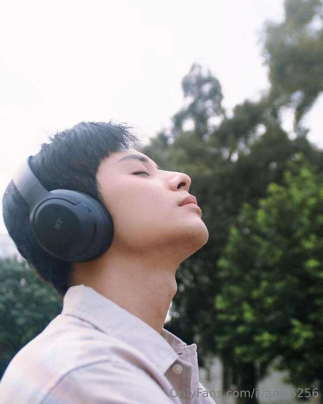 聽著音樂 吹著涼涼的風 舒舒服服的但不要下雨 我怕耳機壞掉🤔