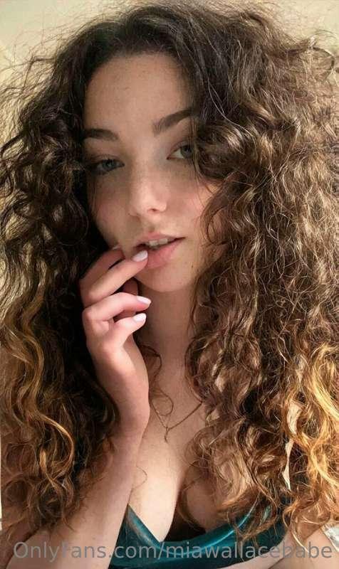 This naughty but cute girl 🫦@bulhakova 🫦 wants to show you s..