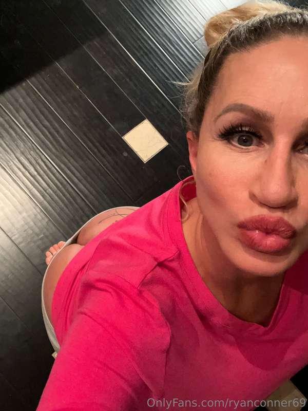 Do I look good down here? 👅