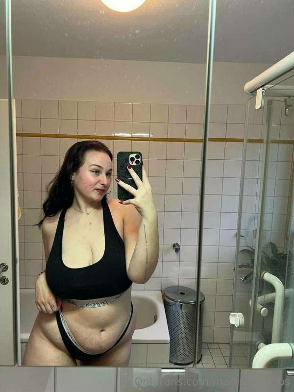 wanna fuck in the bathroom?😈