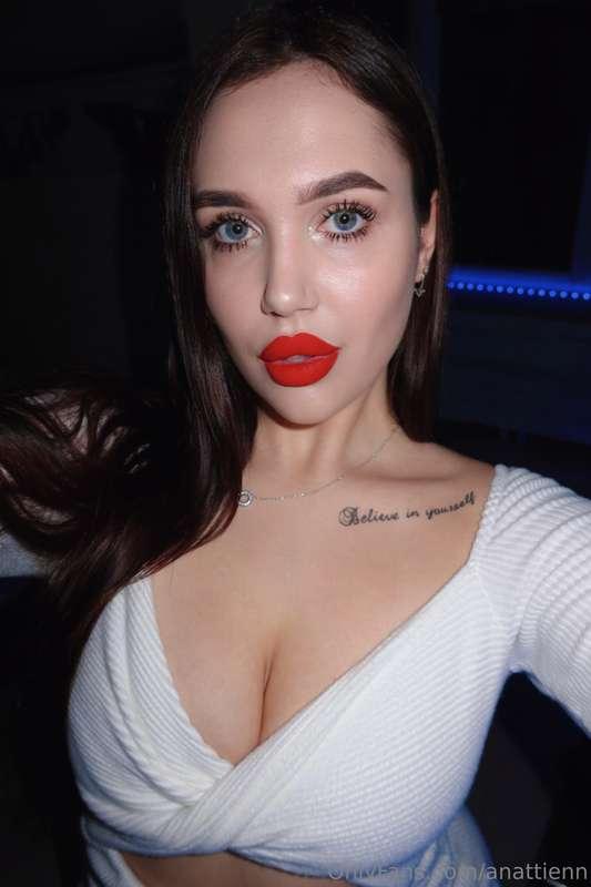 Red lipstick is like a real aphrodisiac. 💋🔥 One look, one li..