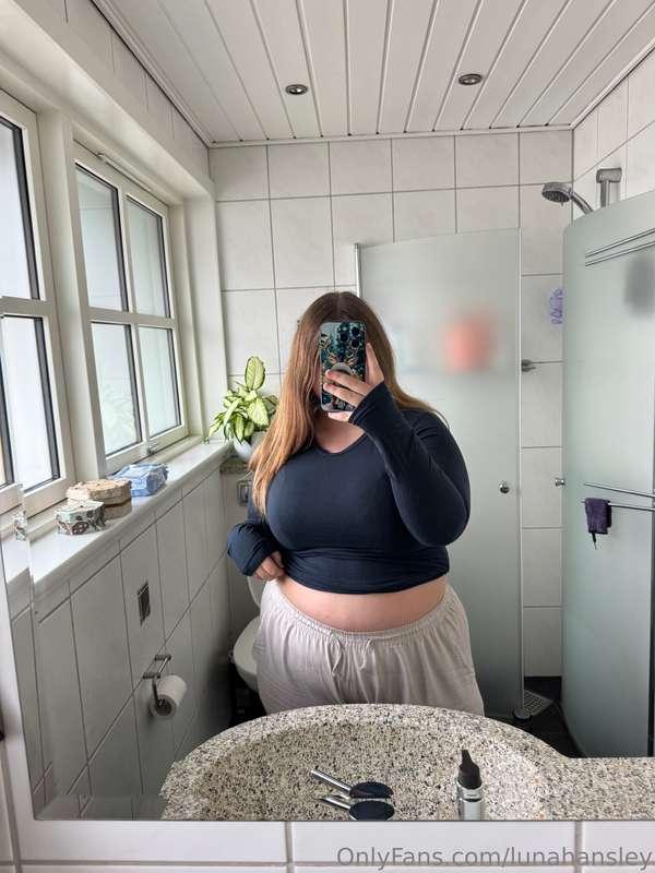 Had a quick photo shoot before I’m off to work🤭🩷 Do i look s..