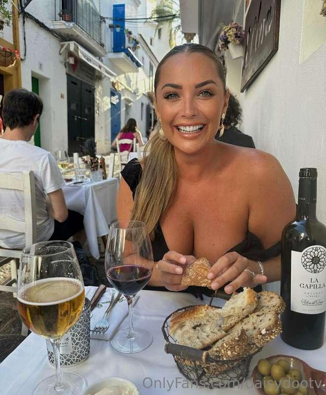 Happy Saturday!!
I have a 60% sale on my main page @daisydoo..