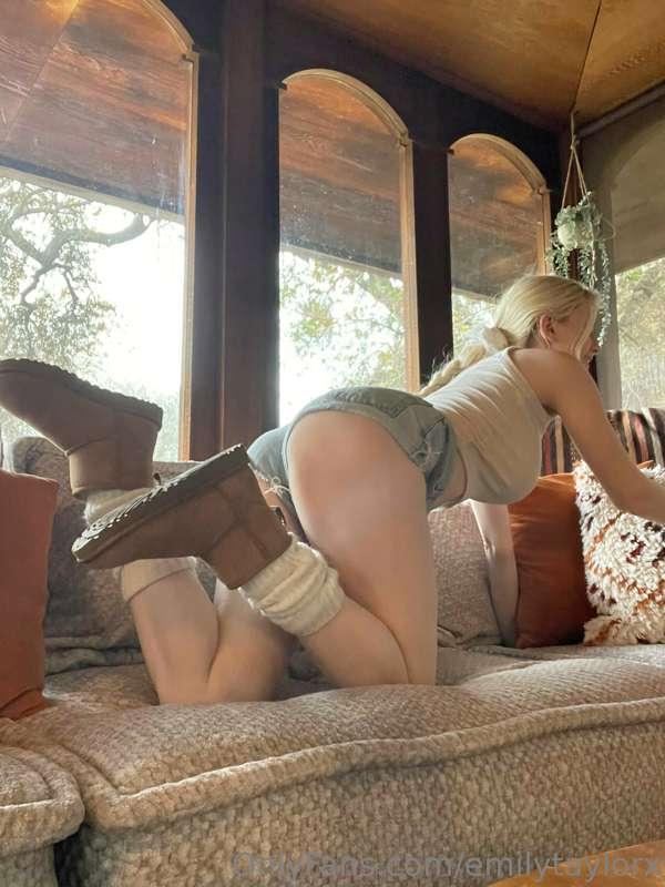 crawling over to drink your dick 😋