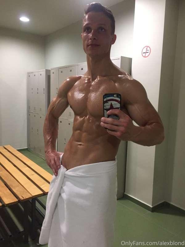 Sexy body) after workout 🏋🏽‍♂️ Hot day 😁☀️