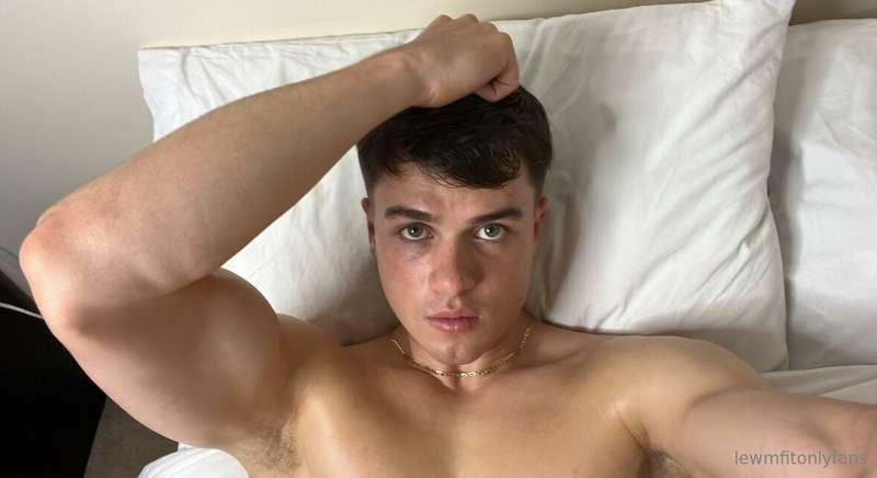 It’s a bit cold out there, get into bed together 