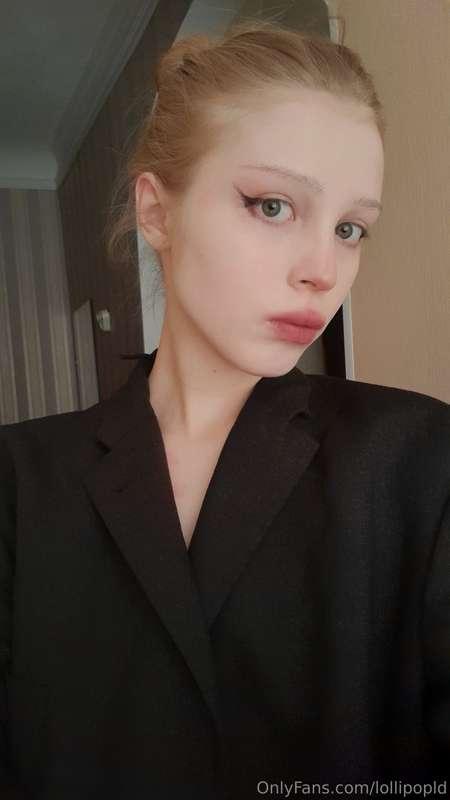 What do you think about elegant woman👠?