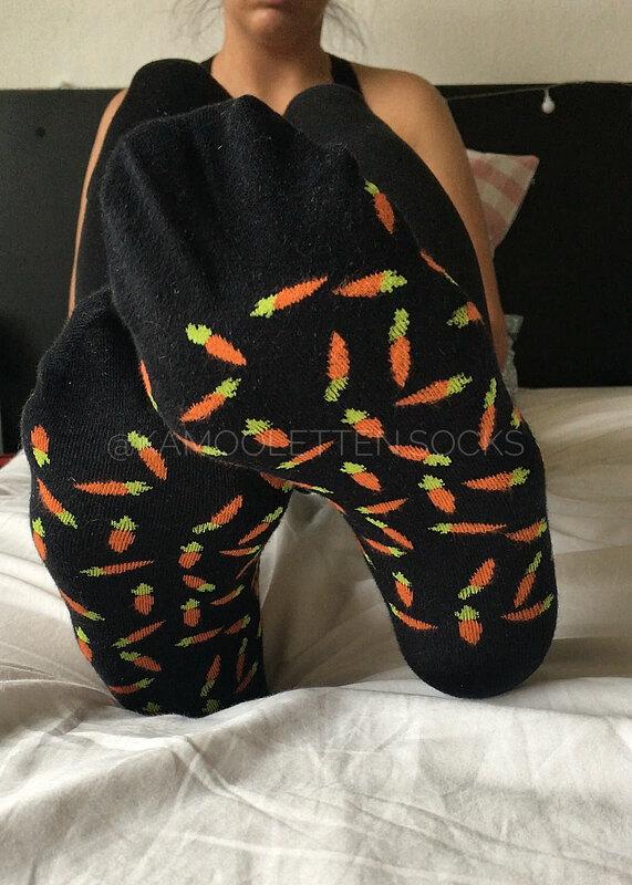 Carrot socks photoset ? Where is bunny now? ??