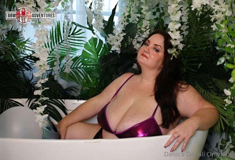 🛀 I found a bathtub! Of course I had to put my tits and ass ..