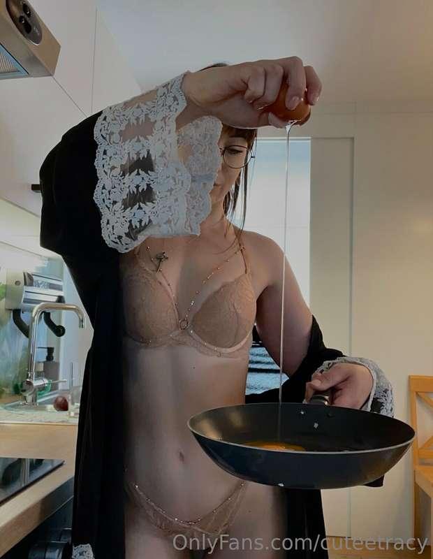 My frying pan isn't the only thing heating up today. DM me n..
