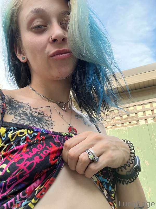To see the gems and boobs! @lunasagexo  
3$ for the DM
