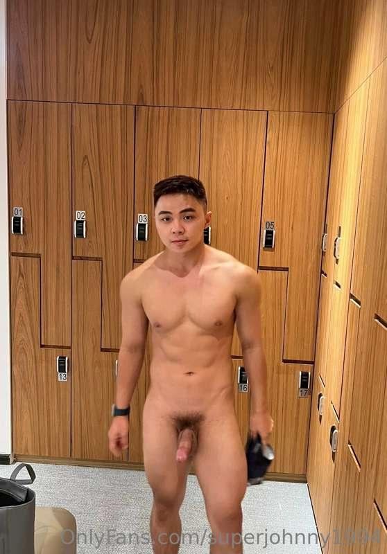 在更衣室裡看到我這樣子你會過來摸一下嗎😳

公衆更衣室🤫

I will do this in the locker r..