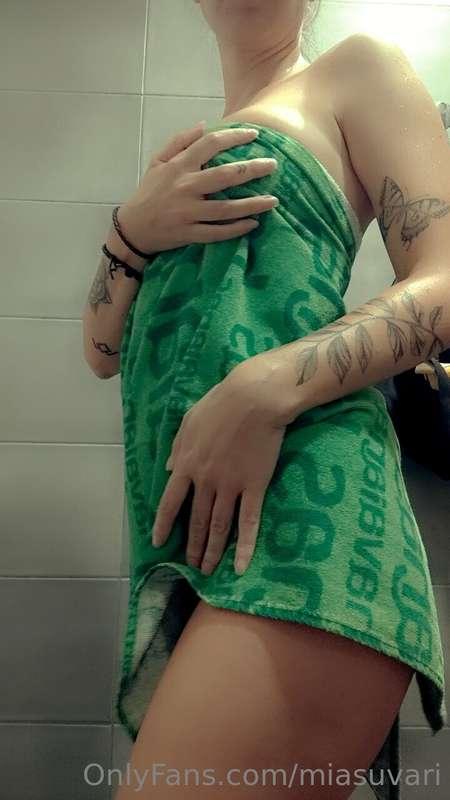 Mojada 💦  Sin toalla por privado 💚