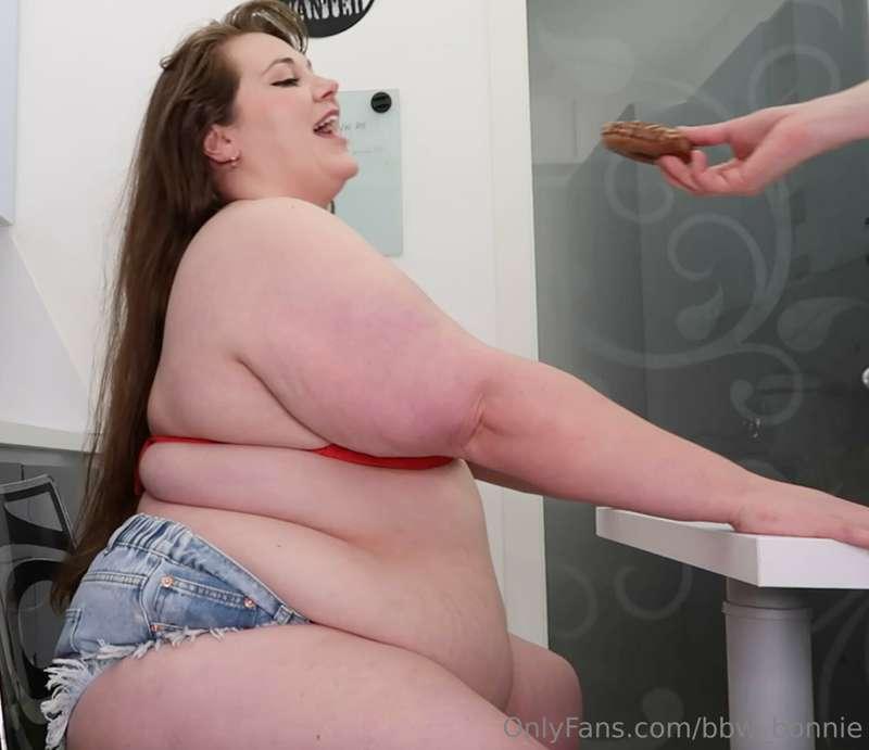 I only have eyes for the donut🍩😍 Nothing makes this fat pigg..