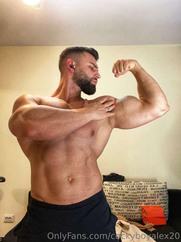 Do you want to worship my biceps⁉️