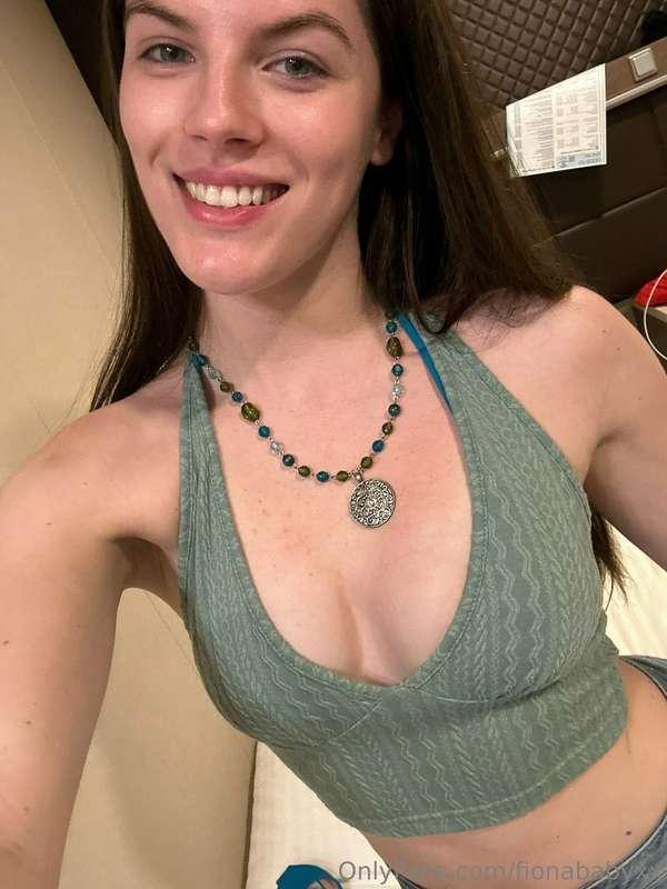 green looks good on me, don't you think? 😏