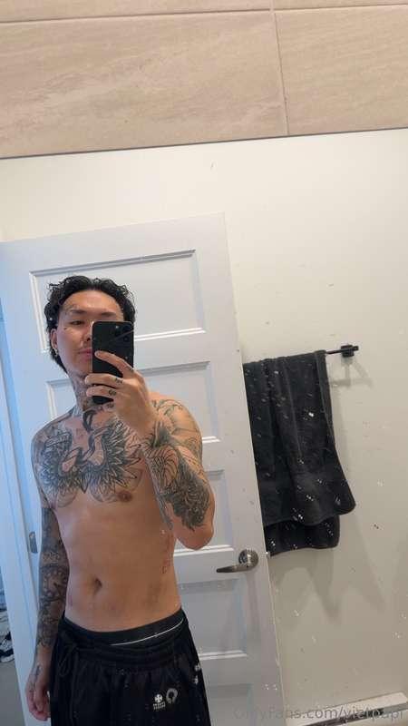 Shirt off. Hand low. Thoughts filthy. Guess who I'm thinking..