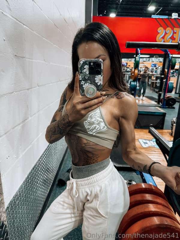 MY BICEPS LOOK SO GOOD, dont you think baby?🥵