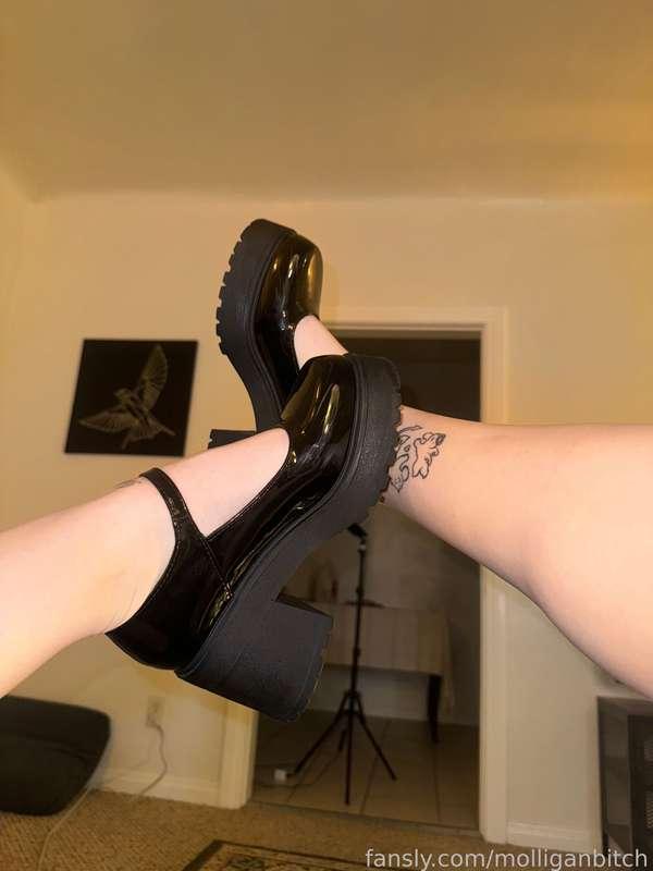 These are impeccable. Now take them off me and caress my tender feet 💕


#fyp #trans #tgirl #transgirl #transgender #shemale #feet #footfetish #goddess #shoes #femdom #findom