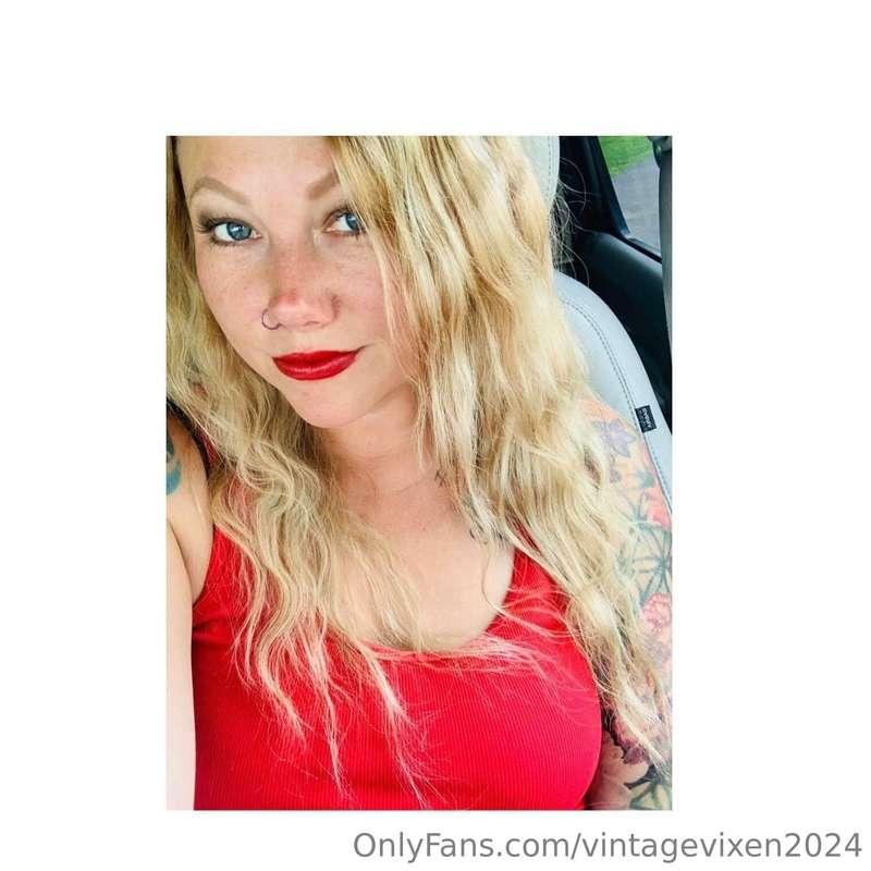 Red lips, tattoos, and sunshine…your girl is a happy camper!..