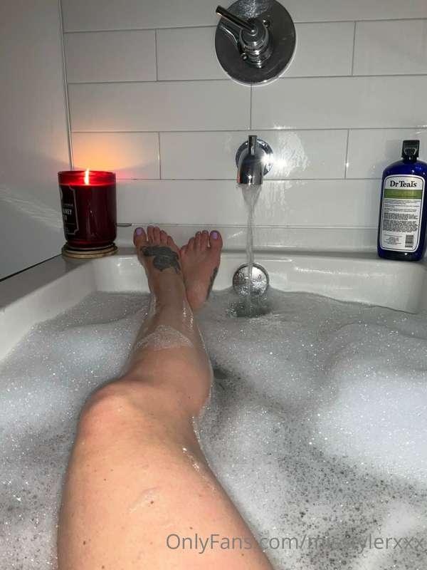 Getting cozy 🥰💦
Join me?