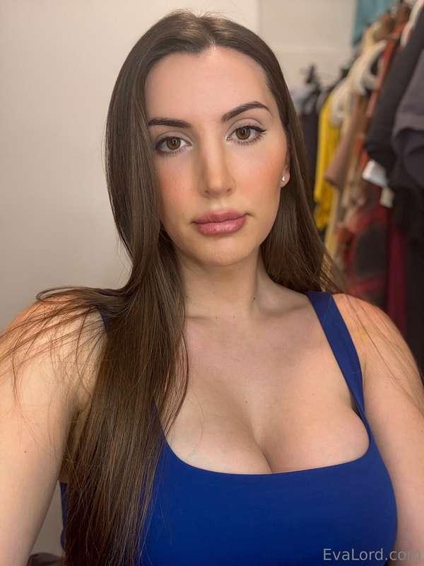 Sittin' on a secret 😇💙