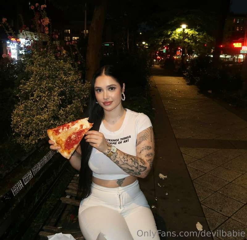 can’t come between a girl & her pizza