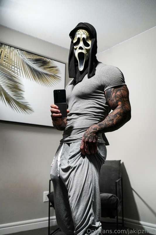I know you wanna watch Mr. Ghostface stroke his big tool 😏🔞👉..
