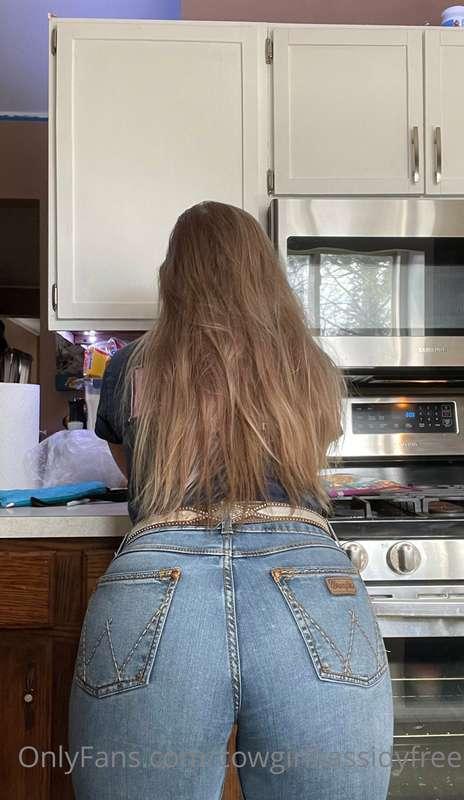 Wanna see more? My other page has it all 😏😉