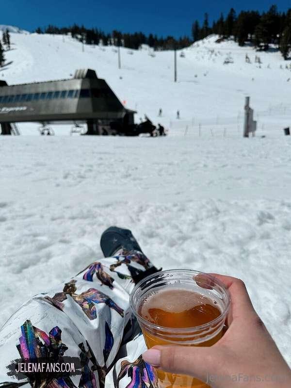 Chillin’ on the slopes with a cold one in hand 🍺❄️ Who says ..