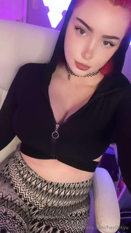 live now on twitch cutie! 🖤 cum say haiiii plz if ur cool! 👋..