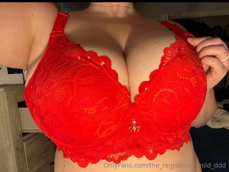 Can’t tell if they look better on red or out of red❤️